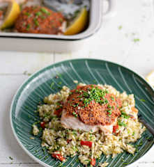 Saumon en croûte de pesto de tomates séchées et riz aux légumes