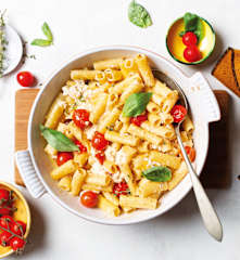 Pasta con queso feta al horno