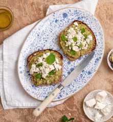 Bruschetta z pastą z bobu i serem feta