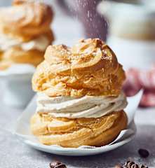 Windbeutel mit Mocca-Sahne-Füllung