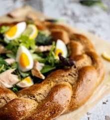 Pan de Pascua integral con huevos y trucha ahumada