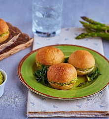 Canapè con patè di asparagi