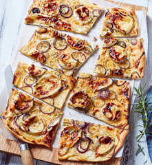 Flammkuchen mit Ziegenkäse und Honig