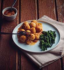 Polpettine di merluzzo in salsa saporita con contorno di cime di rape