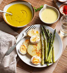 Crema de verduras, espárragos en salsa de mostaza con patatas y huevo duro