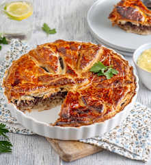 Tarta z kiszoną kapustą i kaszanką, dip majonezowo-musztardowy