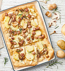 Pizza con patate, funghi porcini e salsiccia
