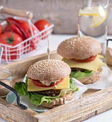 Burgery wołowe w razowej bułce