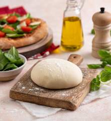 Ciasto na pizzę na odrobinie drożdży