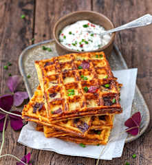 Gaufre de pomme de terre, viande des Grisons et crème ciboulette
