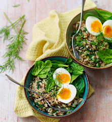 Riz pilaf aux épinards, œufs mollets et aneth