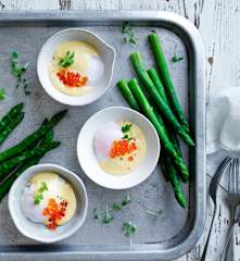 Poached eggs with hollandaise