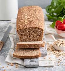 Chleb orkiszowy z płatkami owsianymi i sezamem
