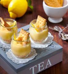 Bicchierini con crema al limone e biscotti