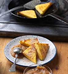 Süße Polentaschnitten mit Apfelmus