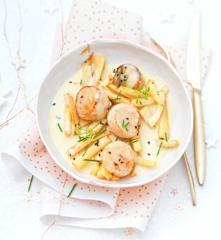 Nage de noix de saint-jacques aux panais et à la vanille