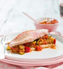 Salmonetes con pisto de verduras