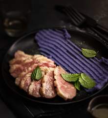 Canard laqué et purée de vitelotte