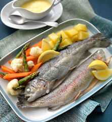 Ikan trout dengan saus hollandaise