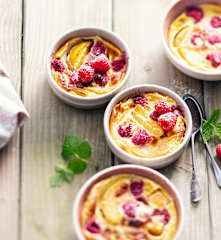 Clafoutis pêche-framboise