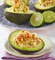 Aguacates rellenos con ensalada de pollo low carb