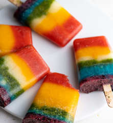 Paletas de hielo arcoíris