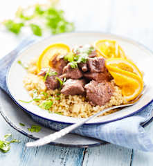 Afelia mit Bulgur (zypriotisches Schweinegulasch)