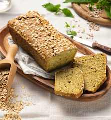 Topfenbrot mit Haferflocken und Wildkäutermix
