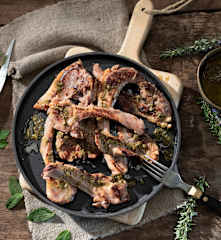 Chuletas de cordero con salsa de hierbas al vacío