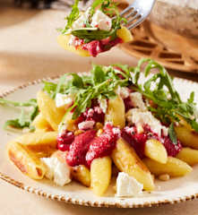 Schupfnudeln mit Rote-Bete-Sauce, Feta und Rucola