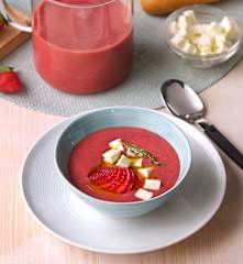 Gazpacho de fresas con queso feta