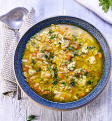 Risoni-Gemüse-Suppe mit Hähnchen
