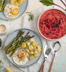 Zupa botwinka; Jajka sadzone na Varomie z ziemniakami i szparagami