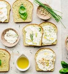 Tostadas de albahaca con queso crema de hierbas, nueces y aceite de limón