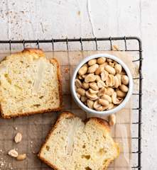 Plum cake de coliflor con cacahuetes