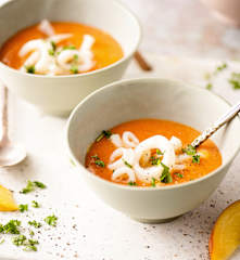 Sopa fría de melocotón con calamares