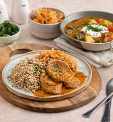 Zupa pieczarkowo-paprykowa; Schab w sosie węgierskim (z osłoną noża miksującego), kasza pęczak i surówka po węgiersku z kiszonej kapusty