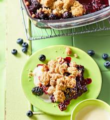 Brombeer-Heidelbeer-Crumble mit Vanillesauce