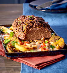 Hackbraten mit Pinienkern-Kräuter-Kruste und Gemüsesauce