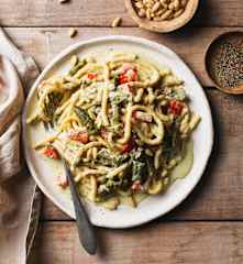 Γερμανικά ζυμαρικά spätzle με σπαράγγια και κρεμώδη σάλτσα με άγριο σκόρδο