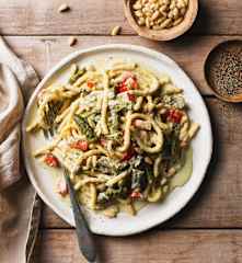 Spätzle with Asparagus and Wild Garlic Cream Sauce