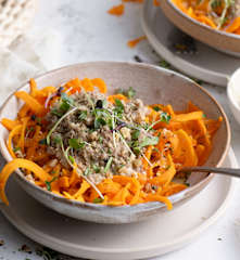 Calabaza en espiral con salchicha italiana, gorgonzola y nueces