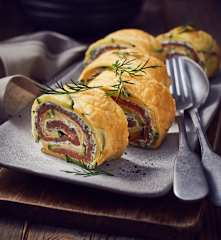 Zucchini-Rolle mit Lachs