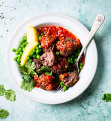 Albóndigas de ternera con patatas y guisantes