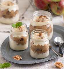 Warstwowy deser jaglany à la szarlotka