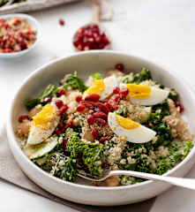 Warmer Grünkohlsalat mit Bohnen, Nüssen und Gojibeeren