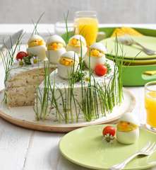 Pikante Sandwichtorte mit Ei-Küken