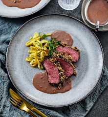 Hirschrücken mit Kakaokruste und Schokoladen-Orangen-Butter
