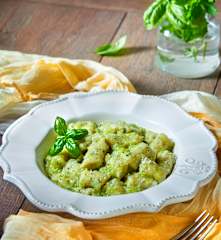 Gnocchi al basilico e menta con salsa alle zucchine
