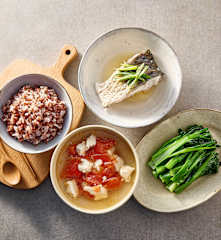 午餐（清蒸皖鱼、盐水菜心、番茄豆腐汤、杂粮饭）